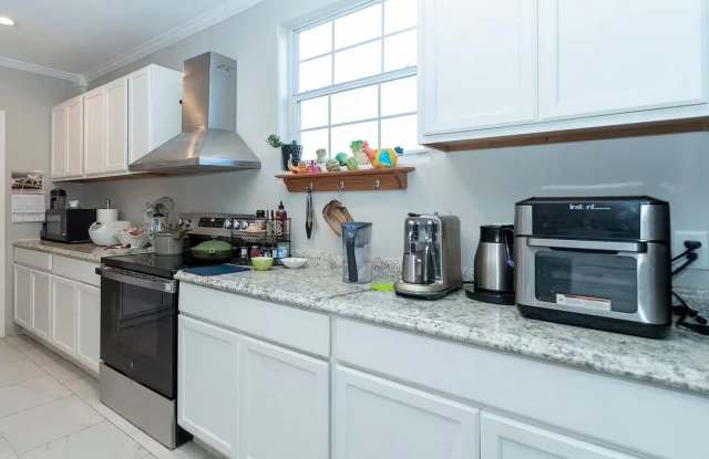 Room in 4 Bedroom Home at Sunrise Dr