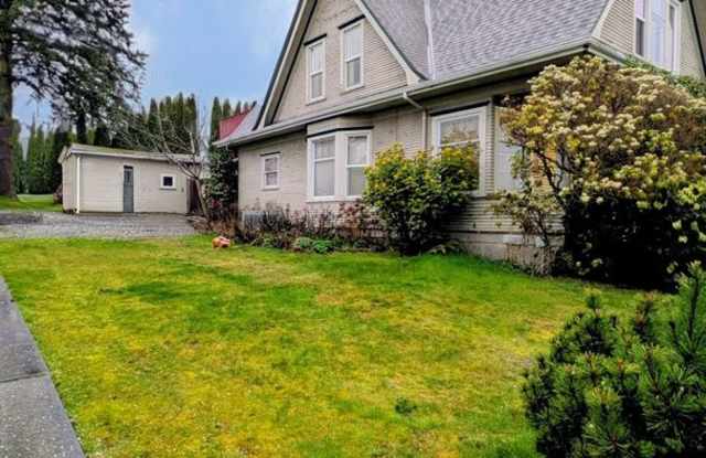 Large Home for Available for Preleasing in Historic York Neighborhood!