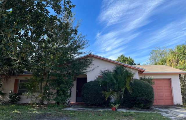 1-Story House - 203 Fiesta Drive, Buenaventura Lakes, FL 34743