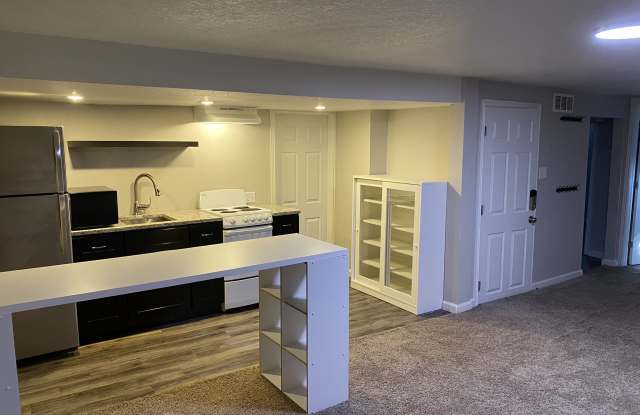 130 N Meade Ave, Unit B