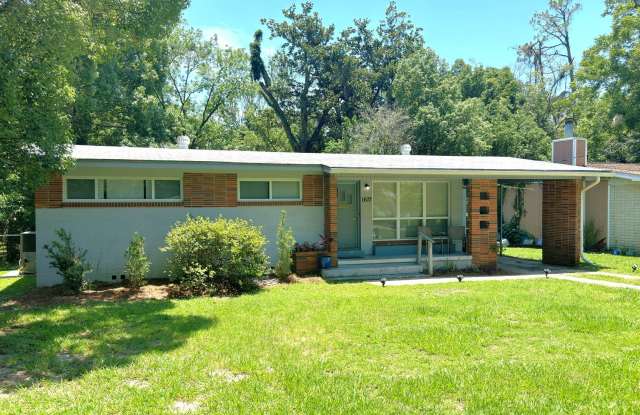 AWESOME 4/2 House w/ Wood Floors, Huge Screened in Deck, Fenced Yard,  W/D! Walk To the STADIUM  Collegetown! Available Aug 4th for $2100/month!