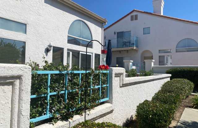 Rancho Del Mar Townhome in Central Temecula - 3 bedroom, 2 car garage-Direct Entry
