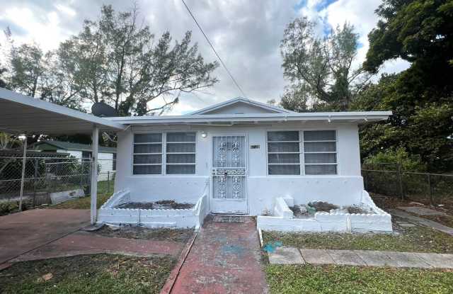 Spacious 3-bedroom House with Parking, Kitchen Apliances