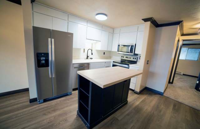Quiet Top Floor 1 Bedroom Condo in Gated Tukwila Community