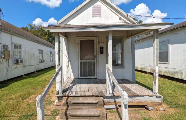 Move-In Special! *All Utilities Paid!* 820 Peach, Beaumont TX 77703