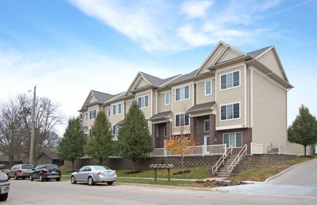 Luxury Iowa City townhouse close to UIHC and Kinnick