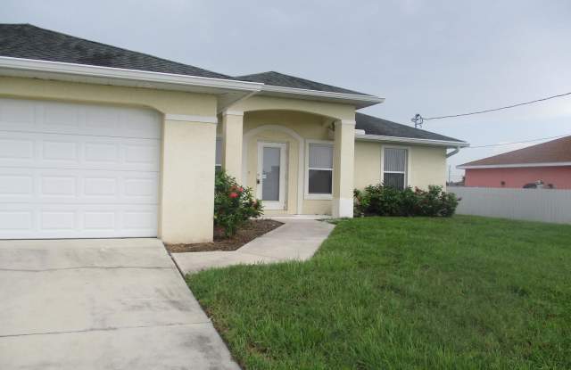 Nice 3/2 with newer carpet