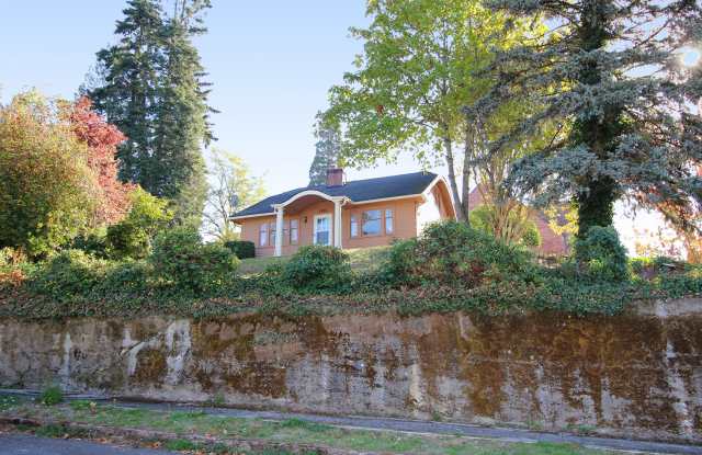 Charming Updated Oregon City 4 Bed/2 Bath Bungalow