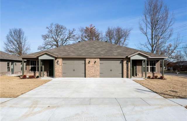 1743 East Central Street - 1Unit A - 1743 East Central Street, Siloam Springs, AR 72761