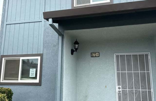 2 WEEKS FREE RENT November Special - Townhouse in a gated community near Creekside Golf Course