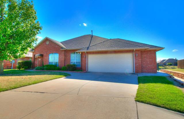 Beautiful Home With Lake View - 3 Bed + 2 Bath