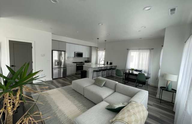 Stunning 2 Bed 2.5 Bath Townhome!