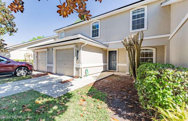 1630 VINELAND Circle