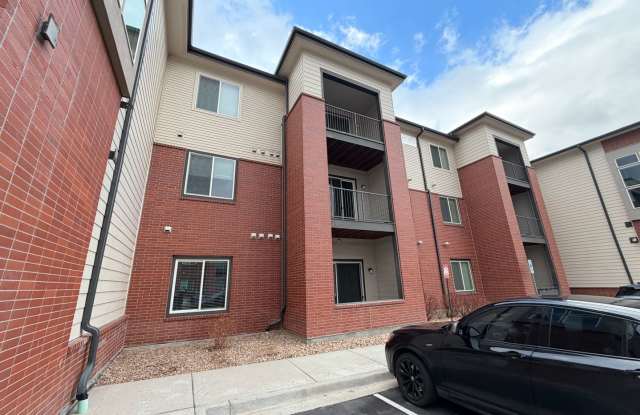 Beautifully updated 2‑bed, 2‑bath ground‑floor condo in Aurora, CO