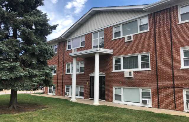 Freshly Painted 2 Bedroom/1 Bath Apartment Great Location!