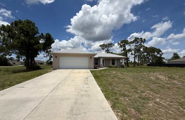 HALF OFF FIRST MONTH!!!! 3/2 Single Family Home!!!!