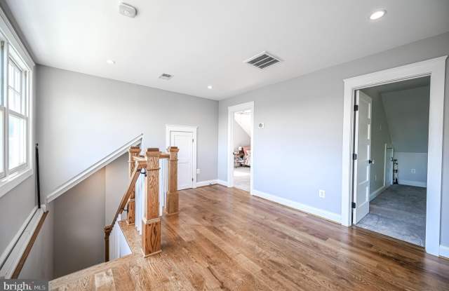 2314 N KENMORE Street