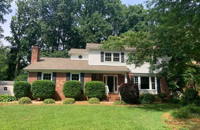 Spacious 4 Bedroom Located In The Cardinal/NW Schools