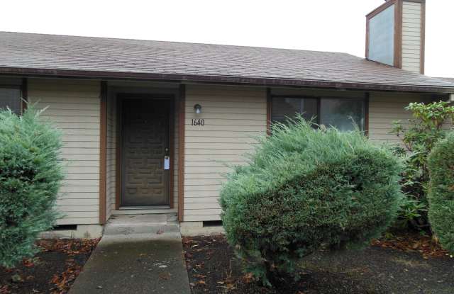 Comfortable 2 Bedroom Duplex with Garage ~ Albany