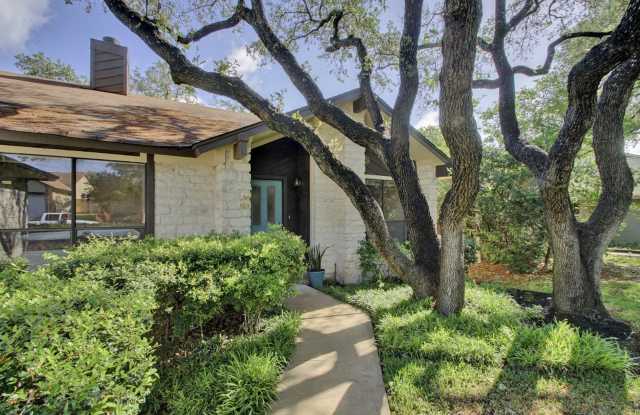 Mid-Century Modern Home in Gracywoods - Walk to The Domain  Walnut Creek Park! - 11933 Meadowfire Drive, Austin, TX 78758