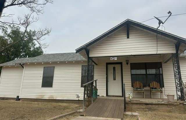 421 Brown Ave - 421 Brown Avenue, McCamey, TX 79752