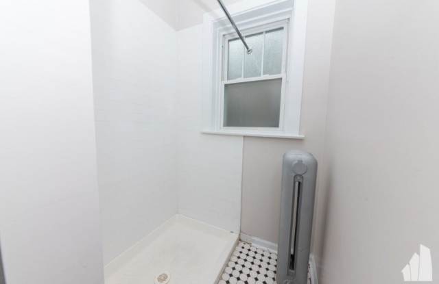 Photo of 1437 W Lunt Ave