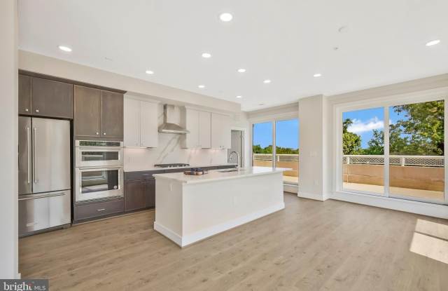 Photo of 635 SLATERS Lane unit: 305