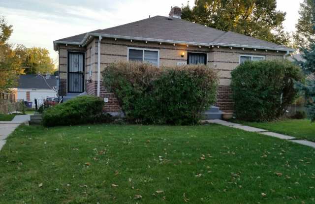 SUPER CUTE 1 BDRM IN DUPLEX HOME IN SLOAN'S LAKE AREA! GARAGE AND FENCED YARD! - 4620 West Hayward Place, Denver, CO 80212