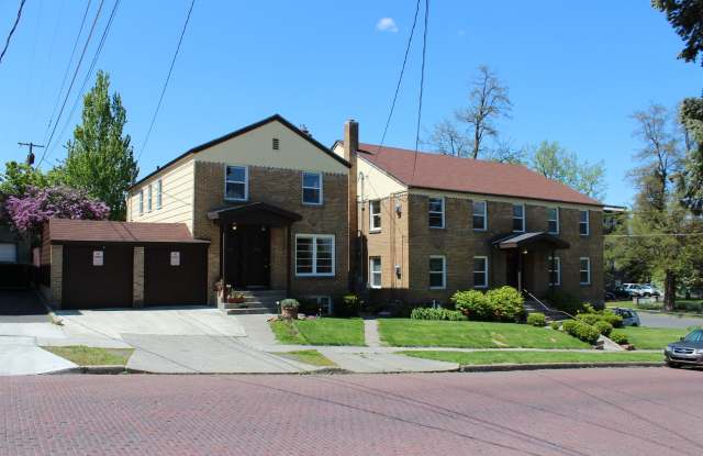 Photo of 104 S Oak St