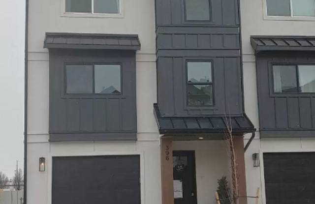 Townhome with Rooftop Balcony in Prime American Fork Location