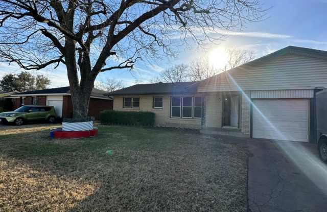 3/2 with huge backyard and bonus living room