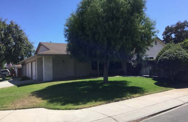 Corner 2 bedroom in Mission Oaks!