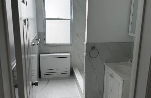 1432 Saint Lawrence Avenue