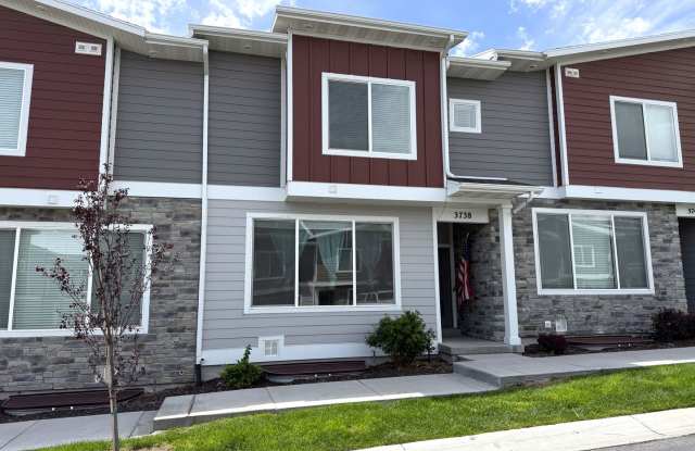Townhome available now in Haven Dell!
