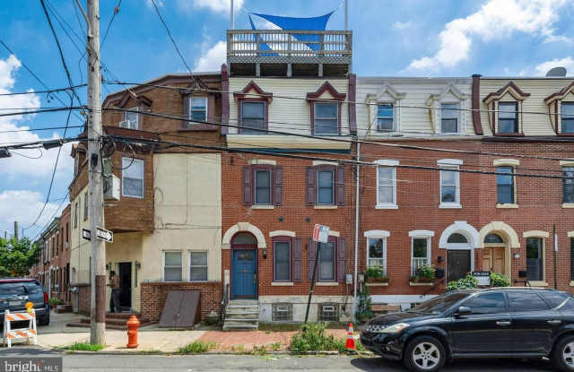 2439 GRAYS FERRY Avenue