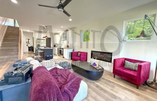 *MOVE IN SPECIAL* Beautiful Townhouse Steps From Centennial Trail