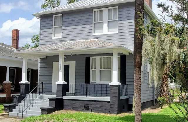612 West Victory Drive