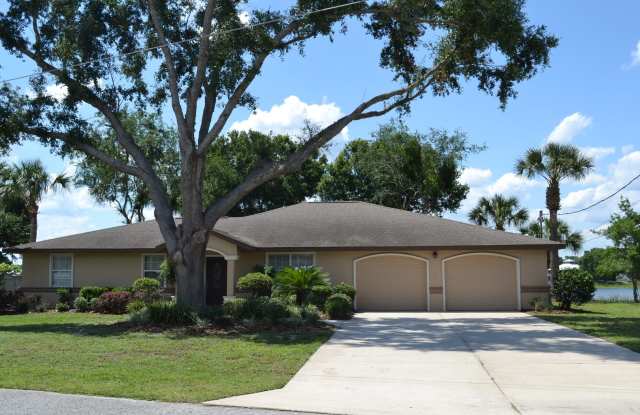 Lake Weir - Bird Island Rental - 5/3/2 Water Front Living at it's Best! ****