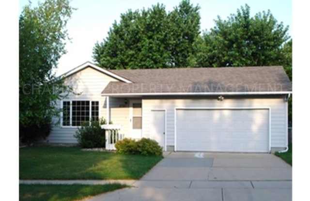 4 BEDROOM, 2 BATH HOME IN EAST SIOUX FALLS! DOUBLE ATTACHED GARAGE! FENCED IN BACKYARD!