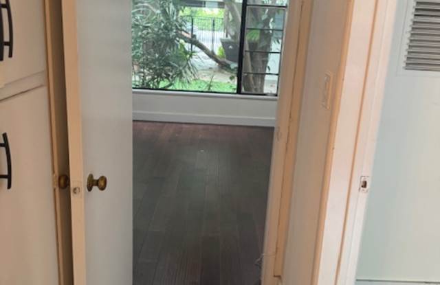 1406-1 North Gardner Street