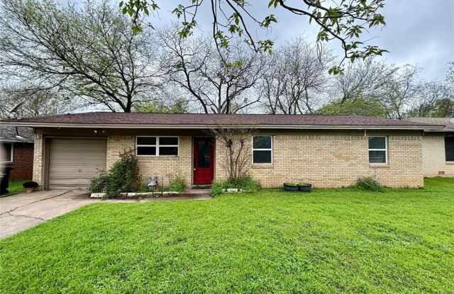 542 W Wilson Street - 542 West Wilson Street, Cleburne, TX 76033