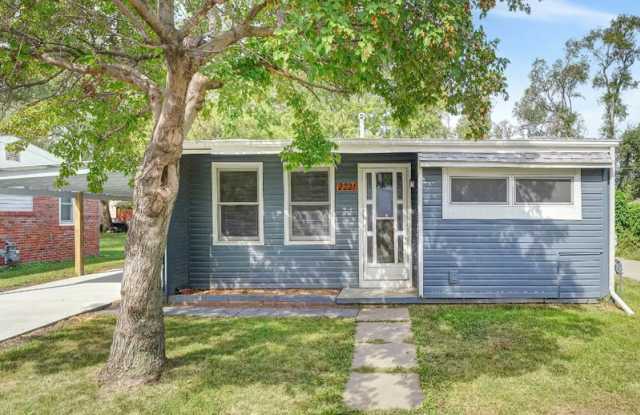 Photo of 2221 N 32nd St