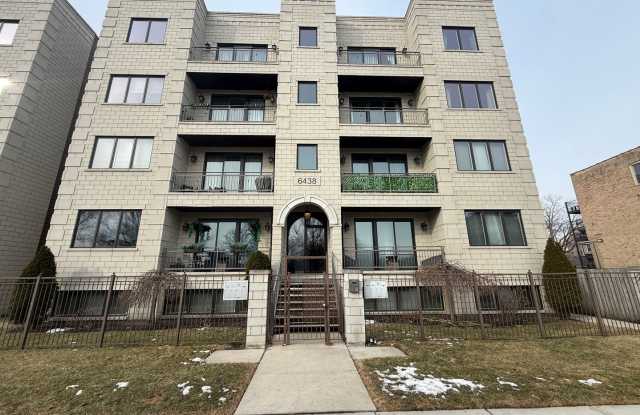 Luxury 3BR/2BA Condo – Prime Hyde Park Location, Modern Finishes