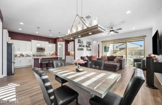 18427 W CLINTON Street