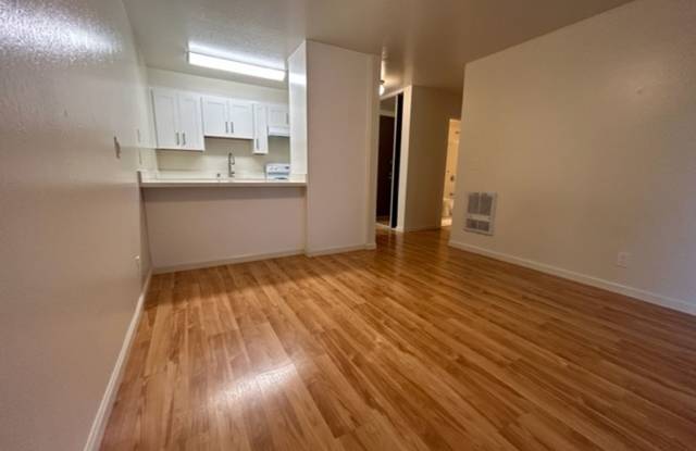 Nice Cozy 1 Bedroom Condo !!!