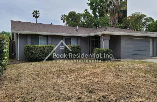 Nice 4bd/2ba House with 2 Car Garage near Kaiser South - 6200 Hesby Way, Sacramento, CA 95823
