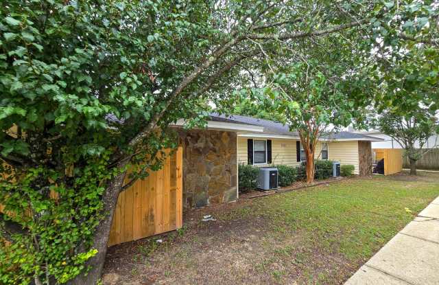 2 bedroom 1 bath unit for rent ~ water, trash, lawn care and pest control included!