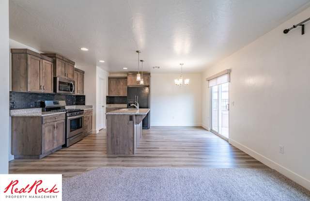 Adorable Stand Alone 4 Bedroom Corner Unit with Fully Fenced Backyard. Small Dogs Welcome. - 5887 South Charger Loop, St. George, UT 84790