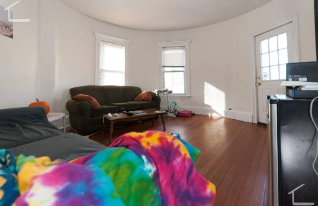 Photo of AWESOME ALLSTON 5 BED