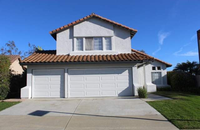 4Bed/3Bath with 1 bed and bath downstairs  bonus room~ Avenida Andante